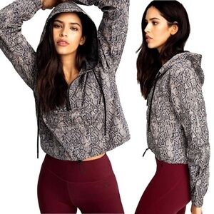 Good American Boa Print Anorak in Grey size Medium